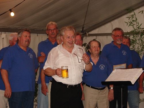 Dirigent Bollheimer stärkt sich mit einem Bier.